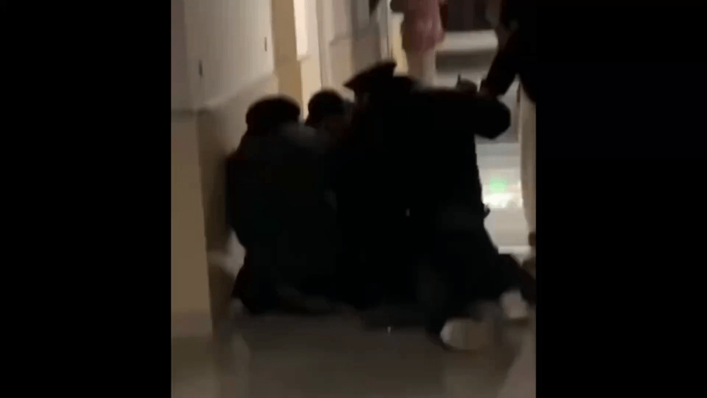 安徽「色男」深夜爬牆潛入高校女生宿舍,保安合力制伏。 安徽「色男」深夜爬牆潛入高校女生宿舍,保安合力制伏。