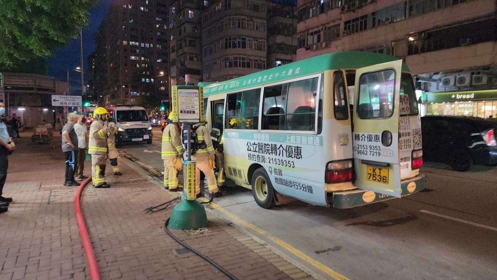 起火小巴停泊在油麻地窩打老道近紅磚屋對開。黃文威攝 起火小巴停泊在油麻地窩打老道近紅磚屋對開。黃文威攝