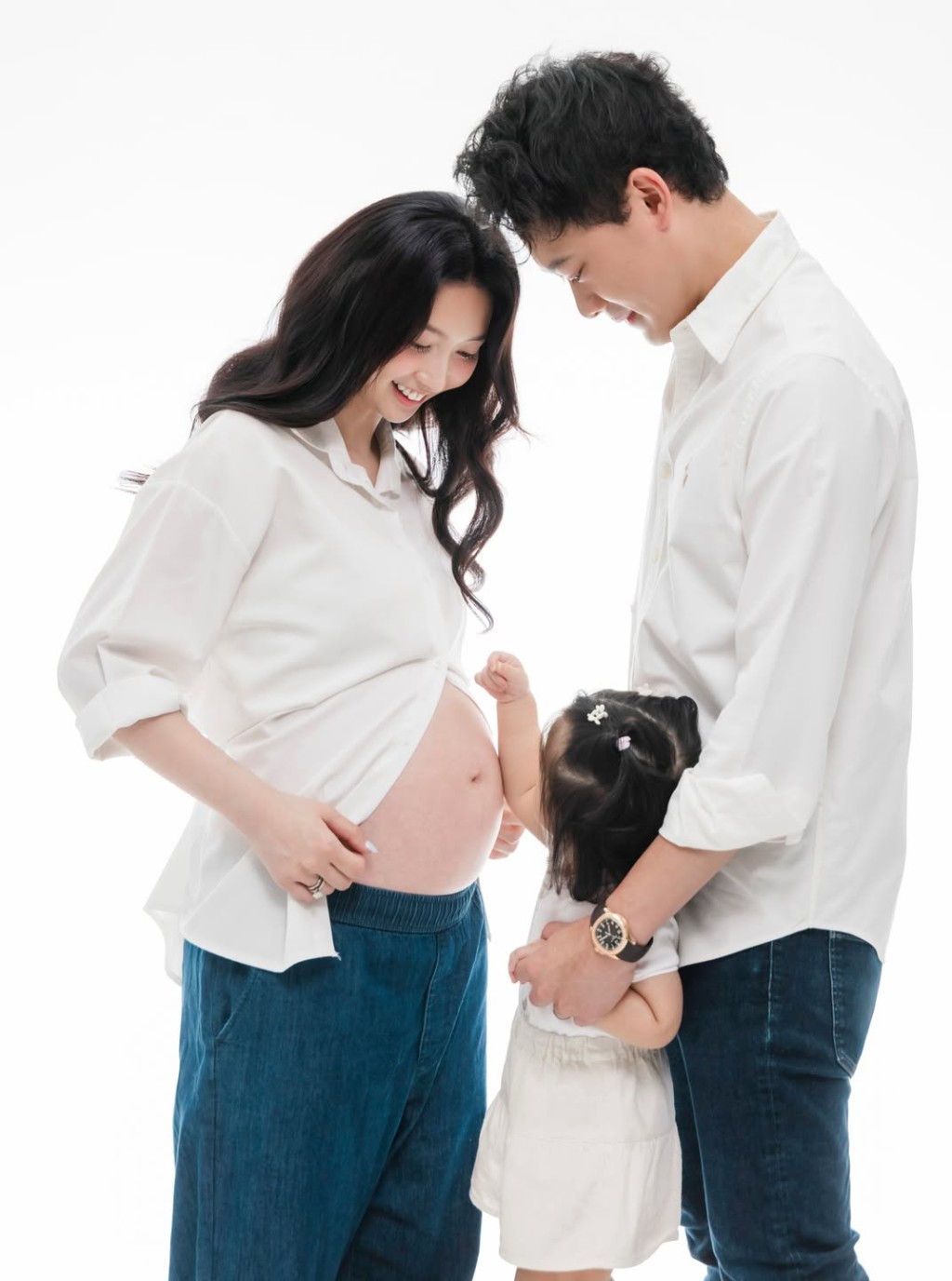 女兒Sienna好奇地觸摸著媽媽的孕肚,似乎很期待新成員的來臨。 女兒Sienna好奇地觸摸著媽媽的孕肚,似乎很期待新成員的來臨。