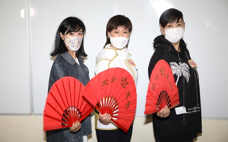 米雪和雪梨在李暉師傅指導下綵排。