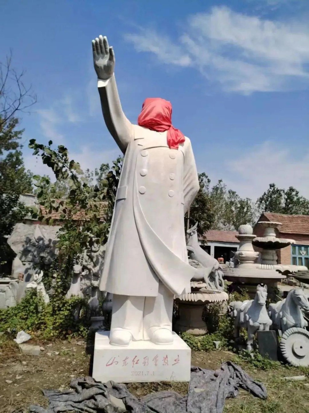 毛澤東雕像現被放置在莒南縣坊一家石雕廠內。