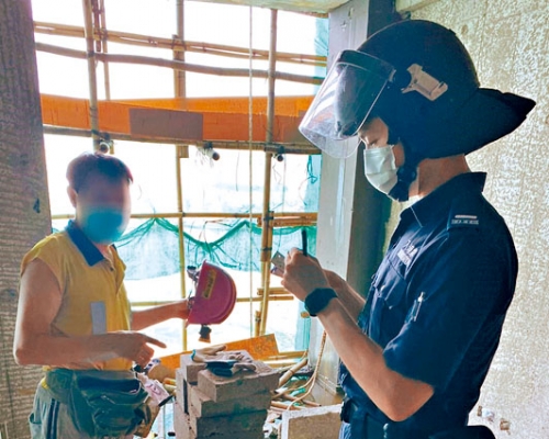■入境處人員檢查地盤工人證件。