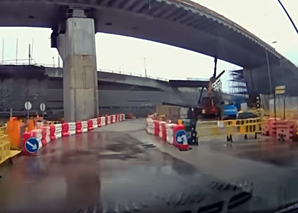 地盤工字鐵墮下一刻。fb：HongKong CarCam