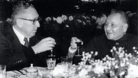 1989年11月，基辛格訪華和鄧小平會面。
