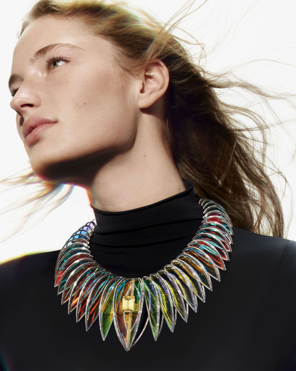 Holographique項鏈，靈感源於照射進珠寶工坊的陽光，以及影折射出來的圖形綫條。刀片形的天然水晶，配合邊緣的璀璨鑽石，加上如懸浮的黃色藍寶石，單是造型已引人注目。（白金項鏈，鑲嵌一顆20.21卡八角形切割斯里蘭卡黃色藍寶石及全息技術塗層水晶，另鋪鑲鑽石）