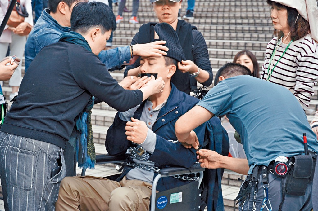 ■黃宗澤全程被五花大綁,有苦自己知。