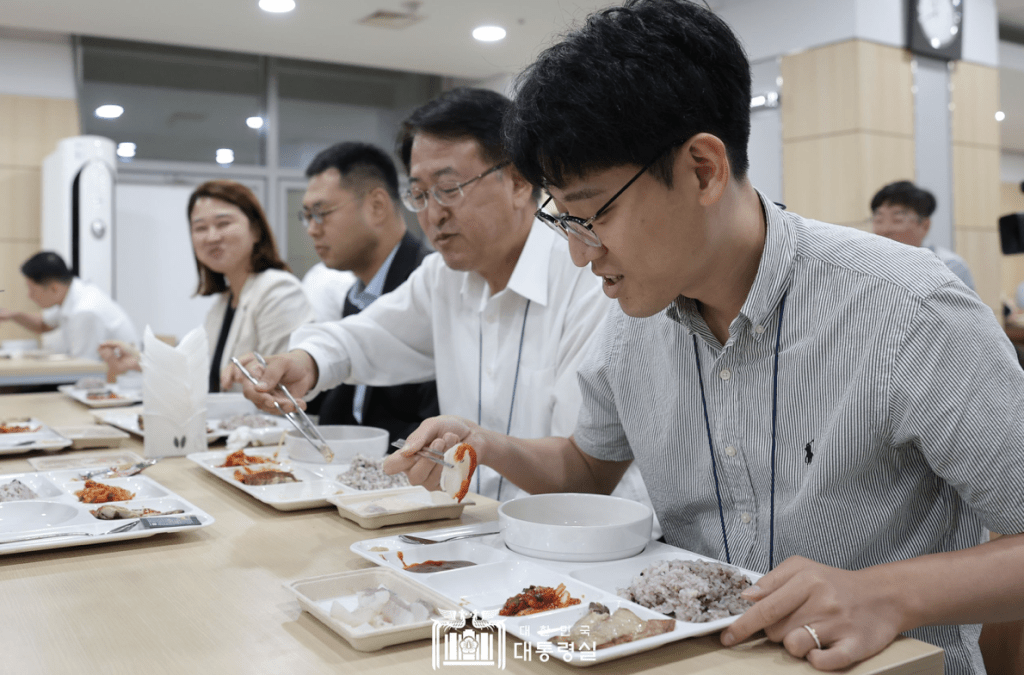 南韓統統辦公室員工餐廳的午餐菜單，提供以國產海鮮為主要食材的菜色。南韓總統辦公室