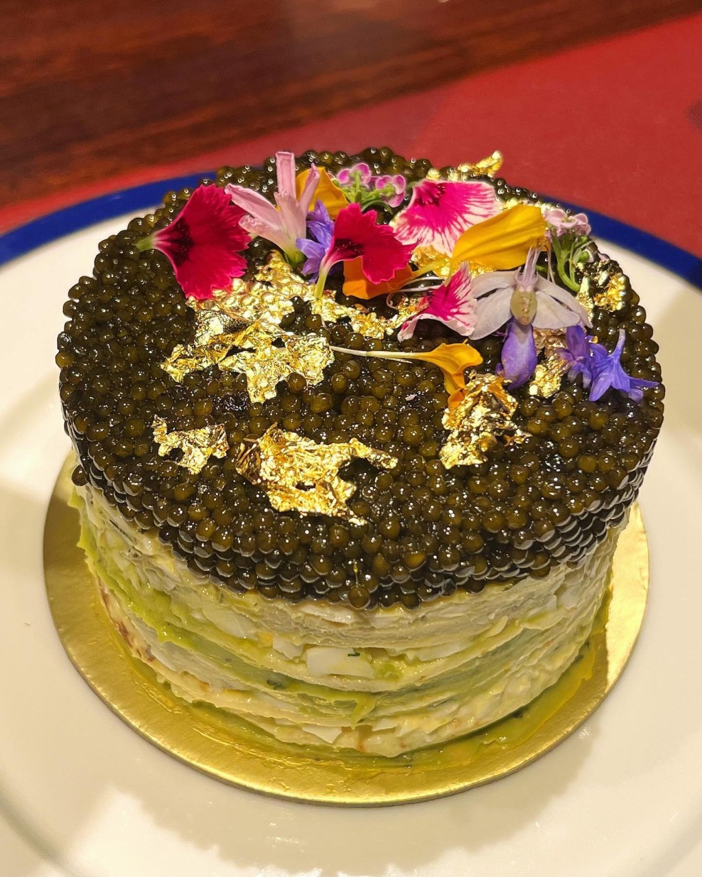 更晒出奢華金箔魚子醬生日蛋糕，要價3,300至9,800元不等。