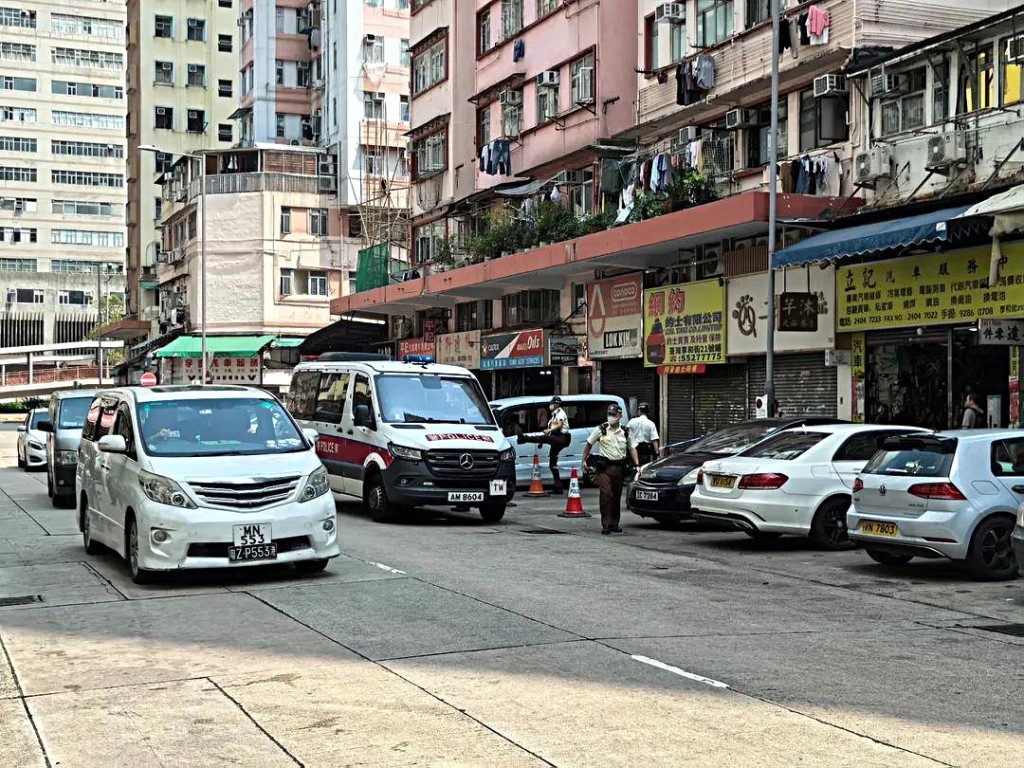 今晨有警車停在享和街停車場。fb:車cam L(香港群組) 今晨有警車停在享和街停車場。fb:車cam L(香港群組)