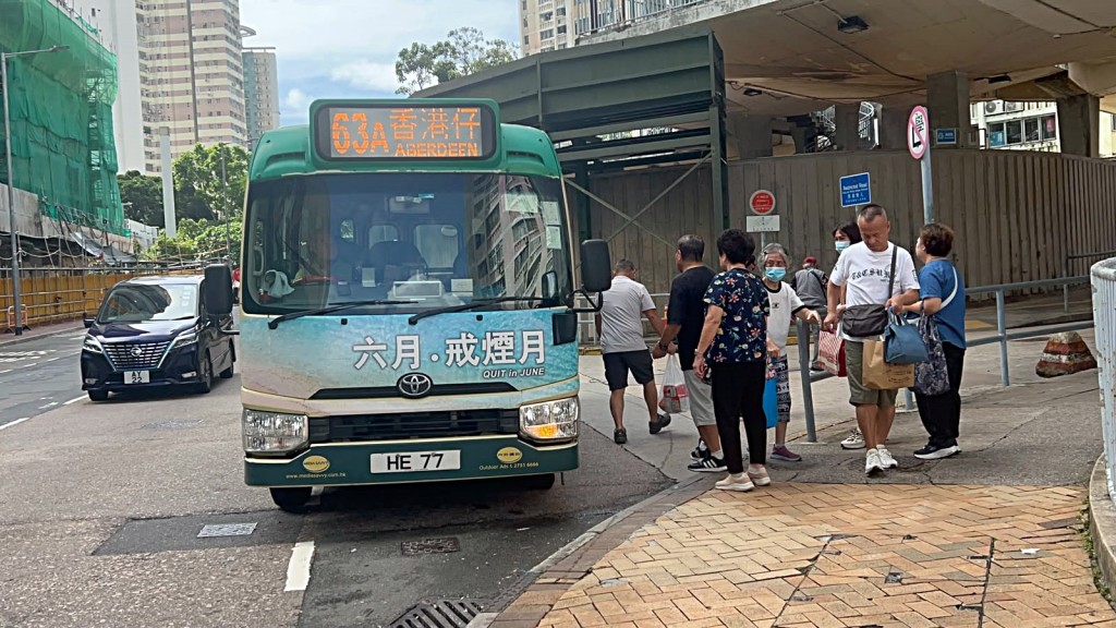 二人曾在車廂內打到出街。楊偉亨攝 二人曾在車廂內打到出街。楊偉亨攝