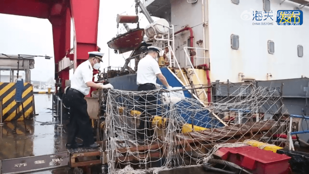 南京海关所属张家港海关关员8月30日对入境船舶实施例行检查。