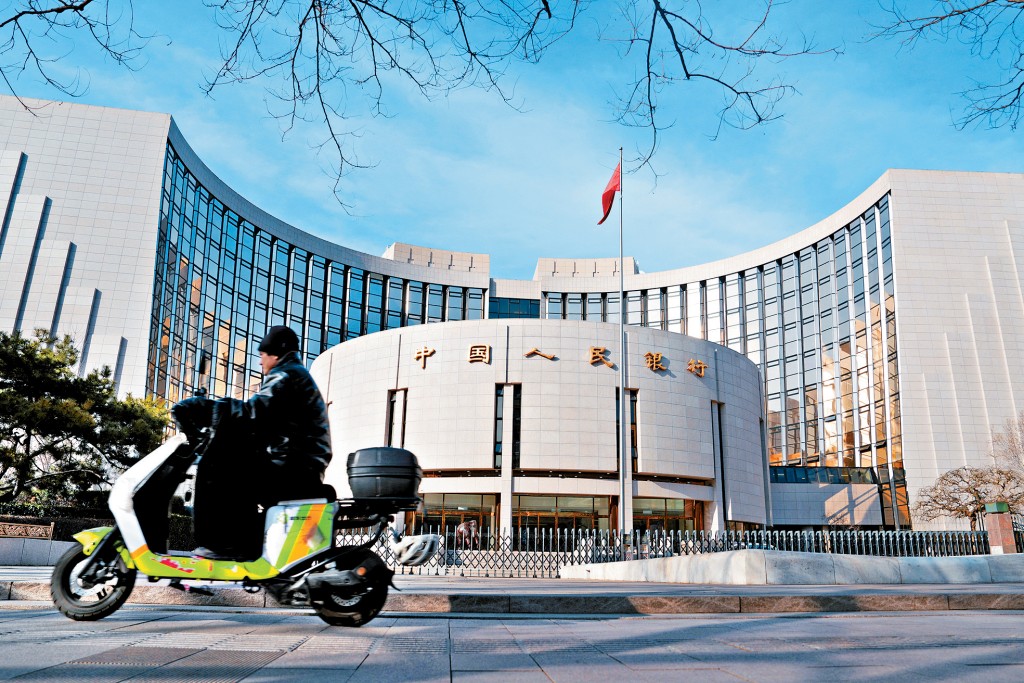 人民銀行公布，今年首4個月新增貸款10.06萬億元人民幣。