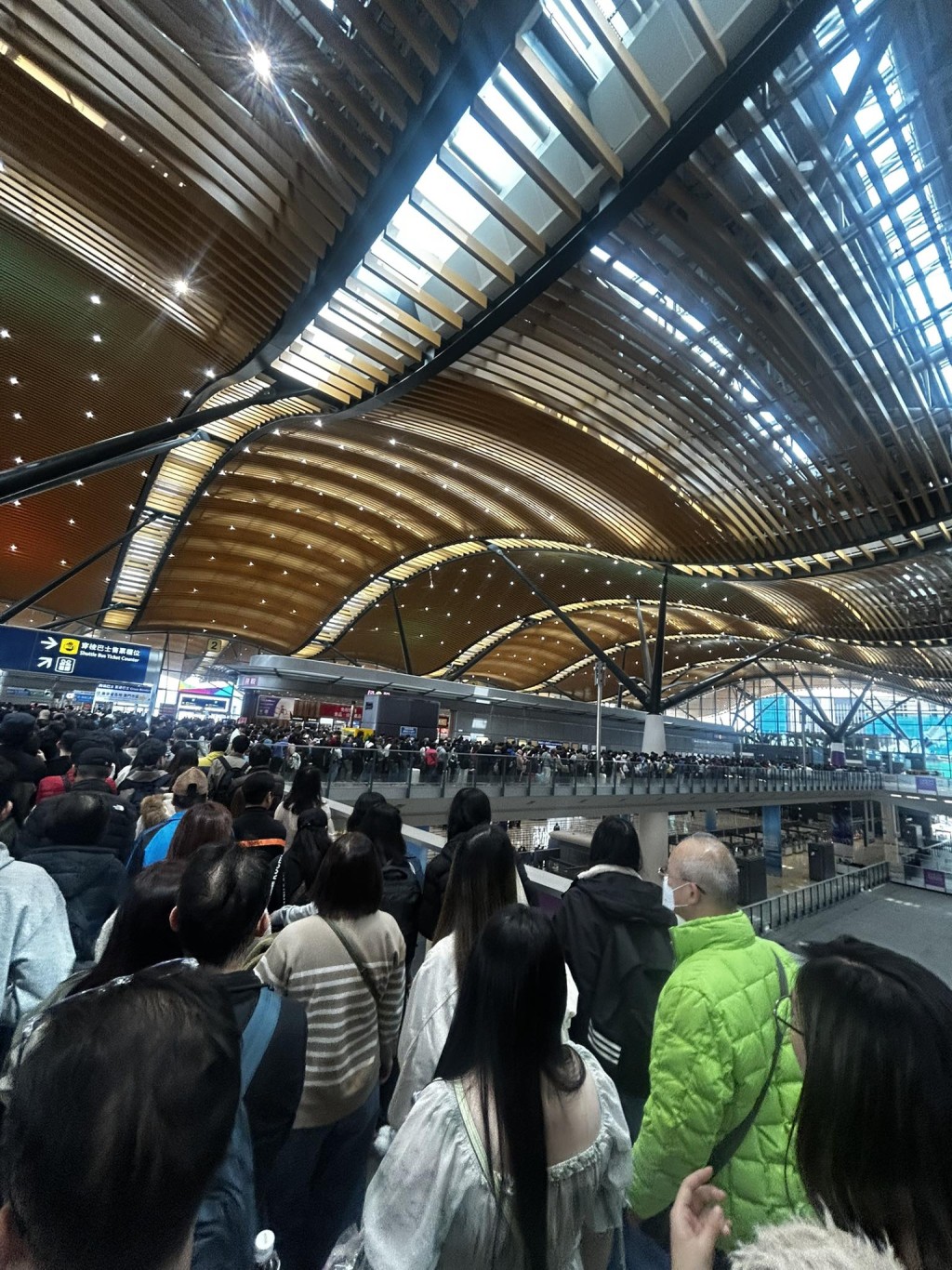 港珠澳大橋口岸大排長龍。網上圖片 港珠澳大橋口岸大排長龍。網上圖片