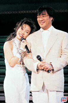  不过在1994年李宗盛传出与林忆莲挞着，两人更在李宗盛的告别演唱会甜蜜互动，朱卫茵更在台下全程目击。