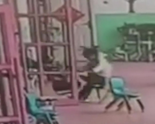山東一名女童被幼兒園老師一腳踢飛,家長打老師報復,雙方經警方協調達成和解。(網圖)