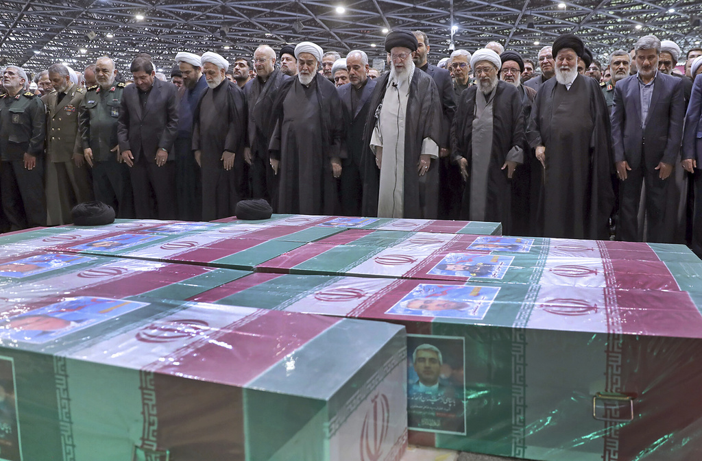 伊朗最高领袖哈梅内伊主持祈祷活动。美联社