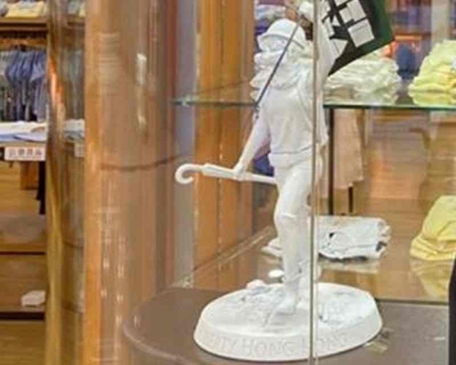 屯門市廣場分店內陳列一座「香港民主女神像」。資料圖片