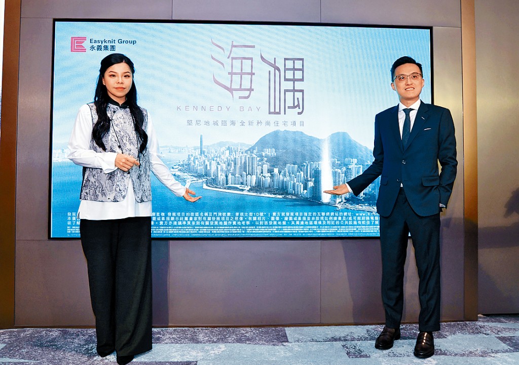 永義官可欣（左）表示，海嵎示範單位昨開放供公眾參觀。旁為甘明晉。