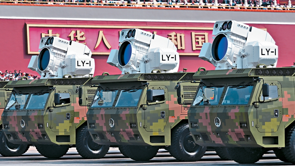 艦載防空武器方隊「LY-1」（燎原-1）在九三閱兵式上受檢。