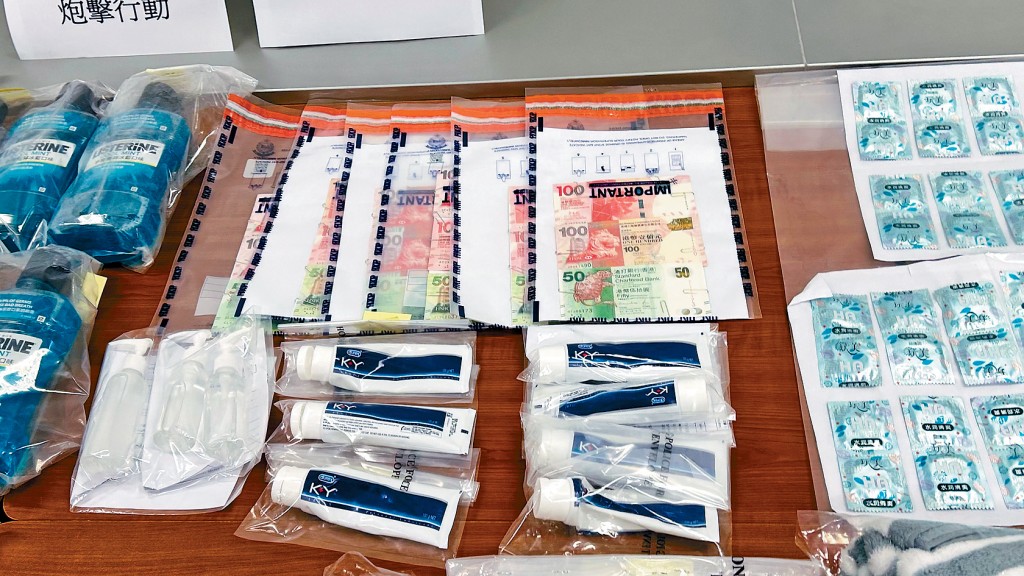 警方展示檢獲的大量避孕套、漱口水及潤滑劑等用於提供性服務的物品。 