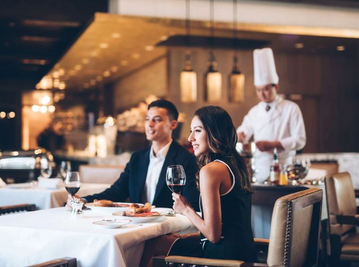 位於尖沙嘴的凱悅酒店，推出的「浪漫本地遊」套票，亮點是可在著名法菜食府希戈餐廳享用雙人浪漫晚餐。