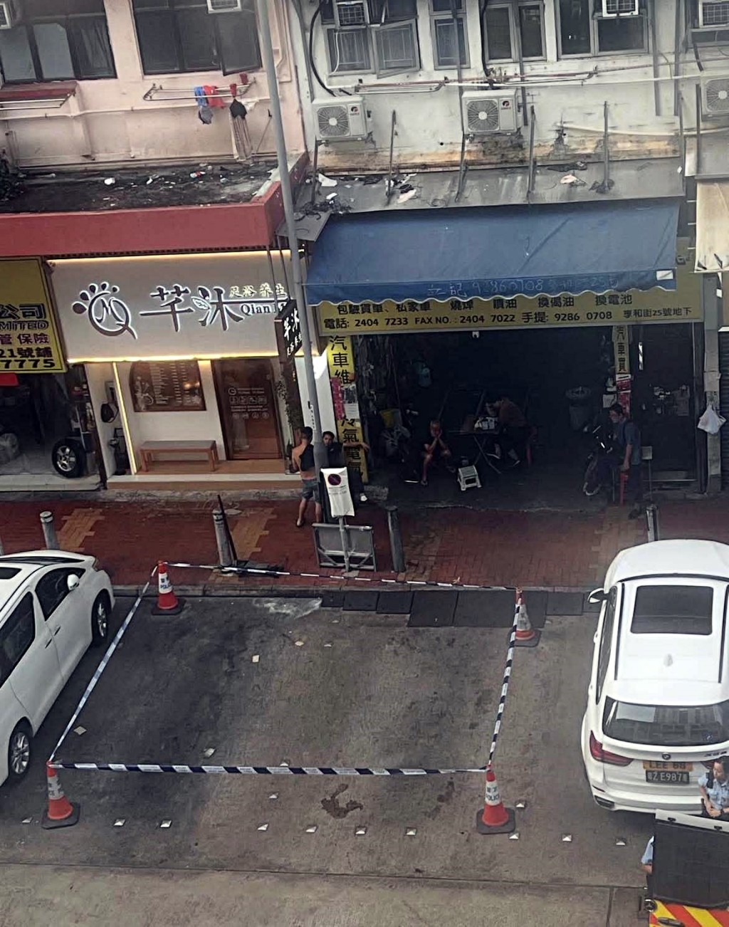 警車離開前,將該車房前兩個錶位封鎖。網圖 警車離開前,將該車房前兩個錶位封鎖。網圖