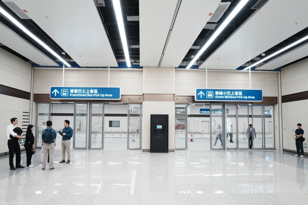 出入境大堂寬落指示清晰。 出入境大堂寬落指示清晰。