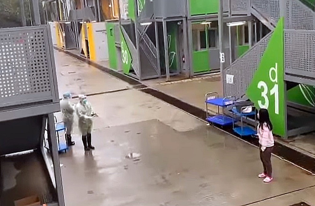 竹篙灣隔離的女子疑情緒失控，更疑似襲擊懷疑保安人員。