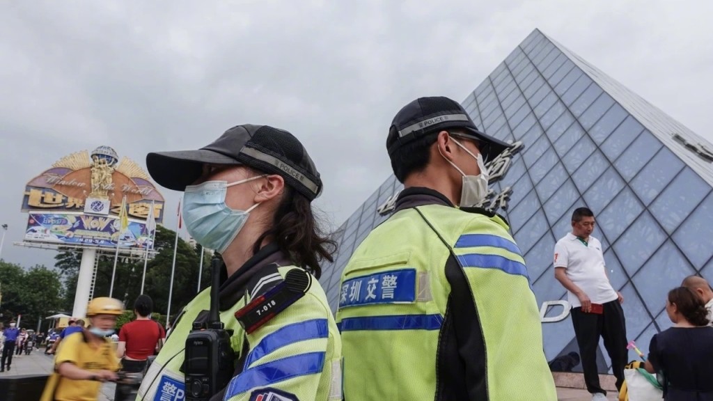 深圳交警在世界之窗一帶維持秩序。