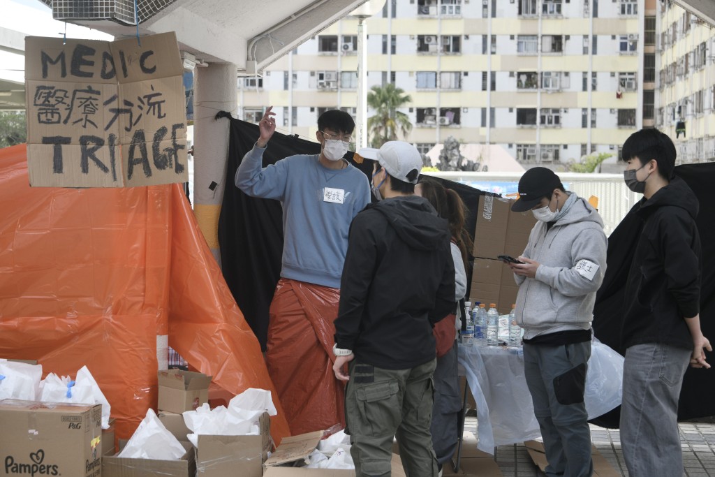 不少市民自發加入義工行列。 不少市民自發加入義工行列。