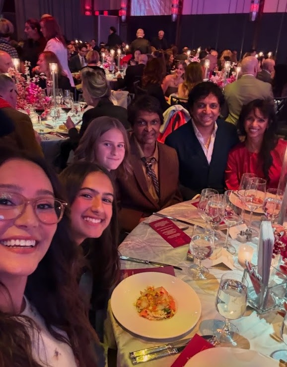 Emma女兒Mabel和Evelyn(左二、三),以及布斯老拍檔《鬼眼》名導禮切沙也馬蘭及其太太Bhavna(右二、右一)都有現身力挺Emma。 Emma女兒Mabel和Evelyn(左二、三),以及布斯老拍檔《鬼眼》名導禮切沙也馬蘭及其太太Bhavna(右二、右一)都有現身力挺Emma。