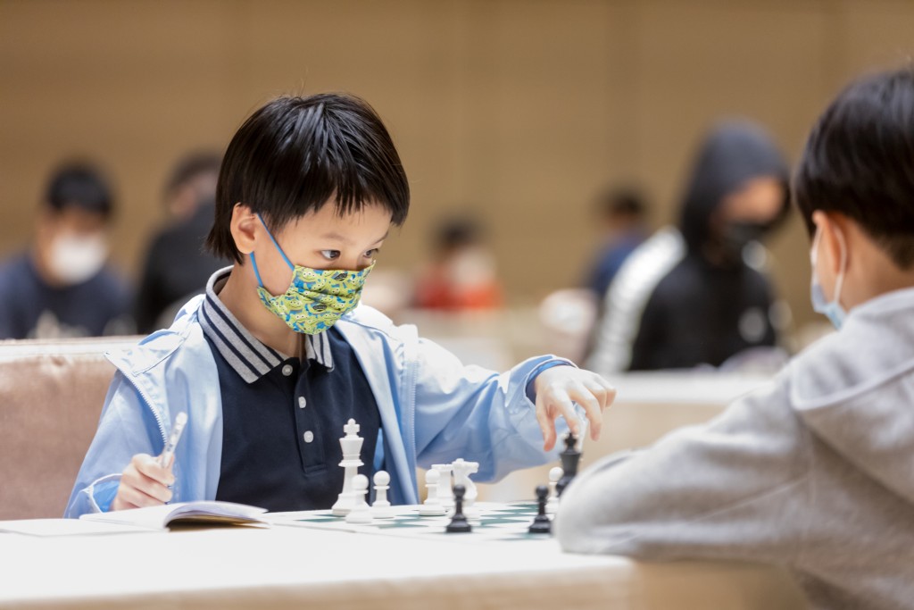 每下一步棋都需要深思熟慮,子安爸爸認為可培養兒子耐性。 每下一步棋都需要深思熟慮,子安爸爸認為可培養兒子耐性。