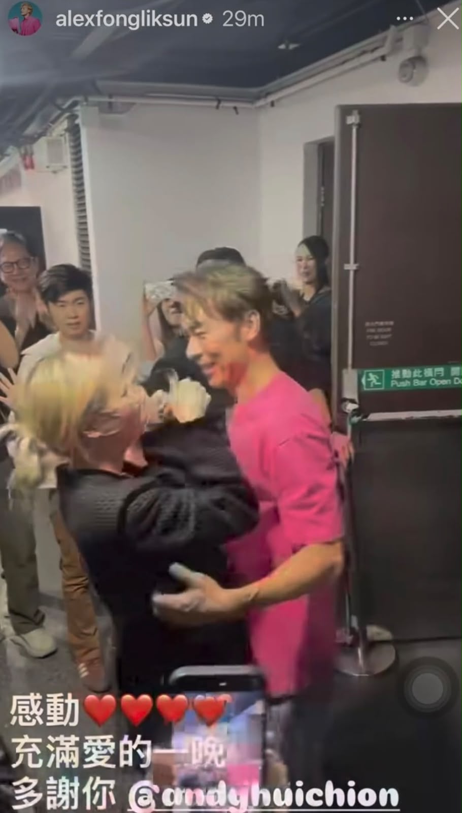 片中Sammi如小粉絲般衝上前張開雙臂,緊緊擁抱剛完成演出的安仔。 片中Sammi如小粉絲般衝上前張開雙臂,緊緊擁抱剛完成演出的安仔。