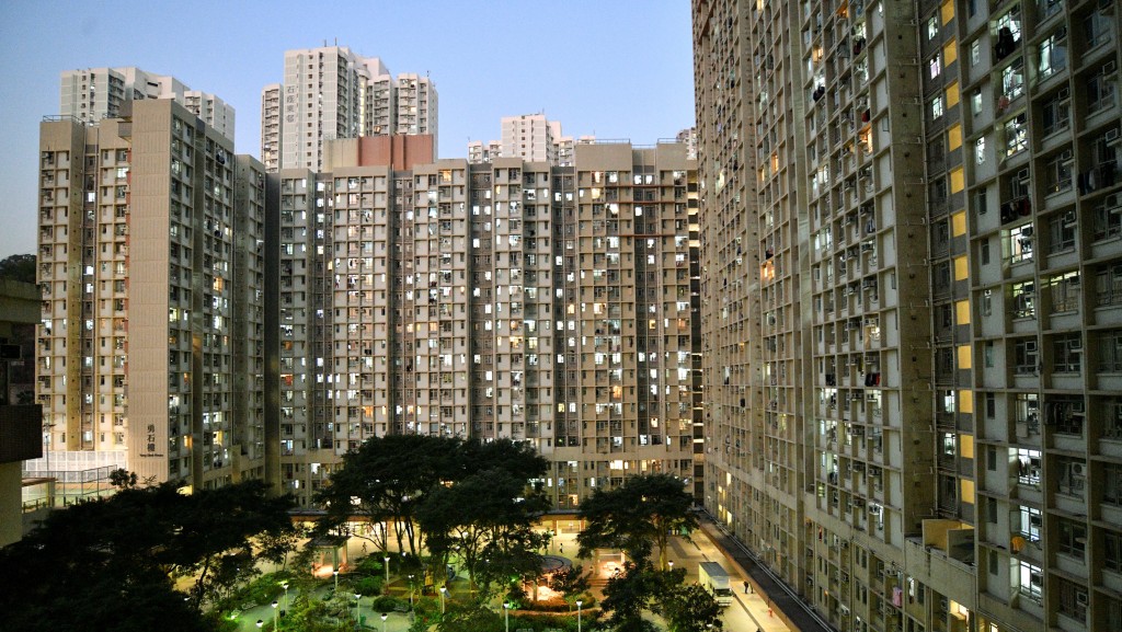 石蔭邨住戶掟雜物落樓 再縱火燒垃圾房 警拘35歲男。資料圖片