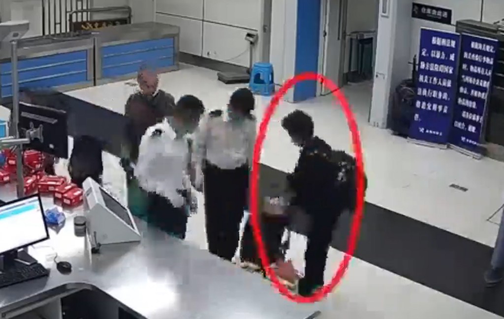 男子拖著行李入境过关时被截。 网片截图