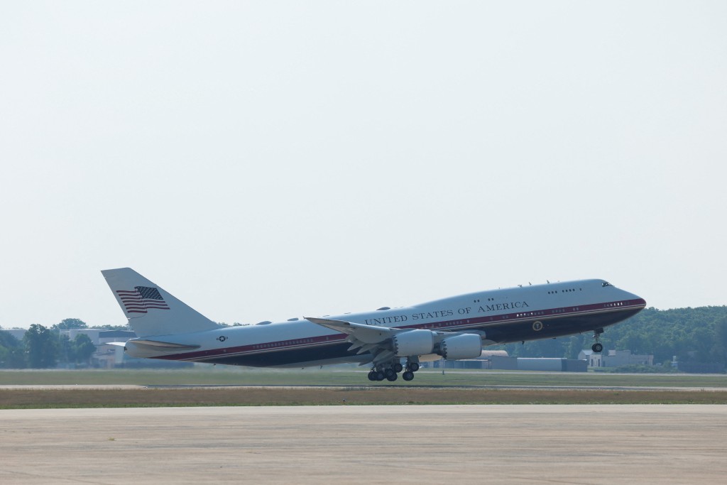 紐時報道，特朗普政府早前接收的波音747-8「空軍一號」，經翻新後雖已投入使用，但部分先進安全系統仍不及現役舊機，可能存在安全風險。路透社