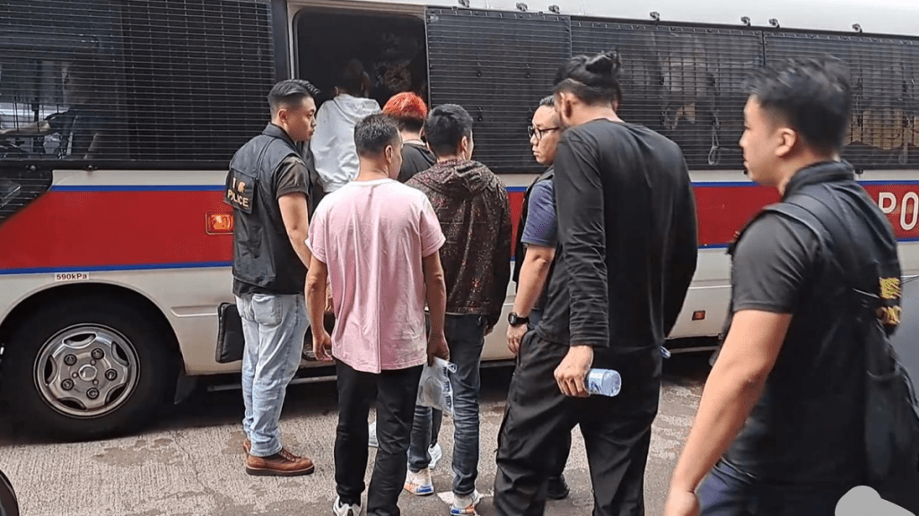 行動中，警方拘捕17人。警方提供