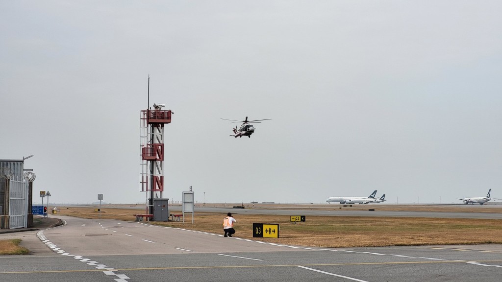 再有直升機順利由深圳南頭飛抵香港機場。黃偉綸fb