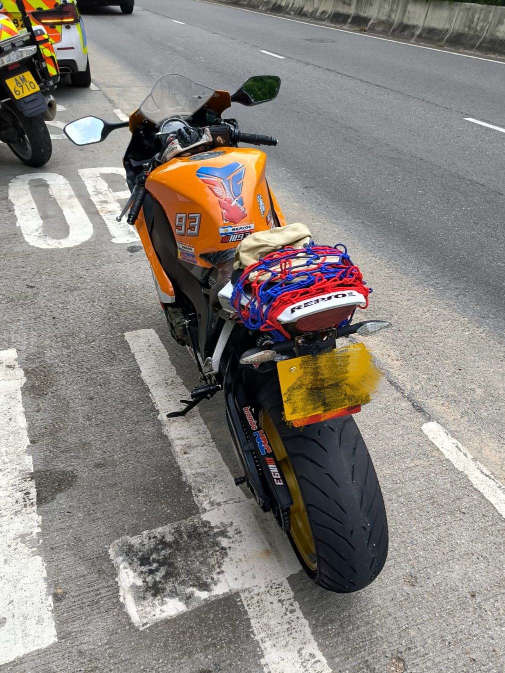 警方截獲3輛懷疑涉及非法改裝的私家車及電單車。