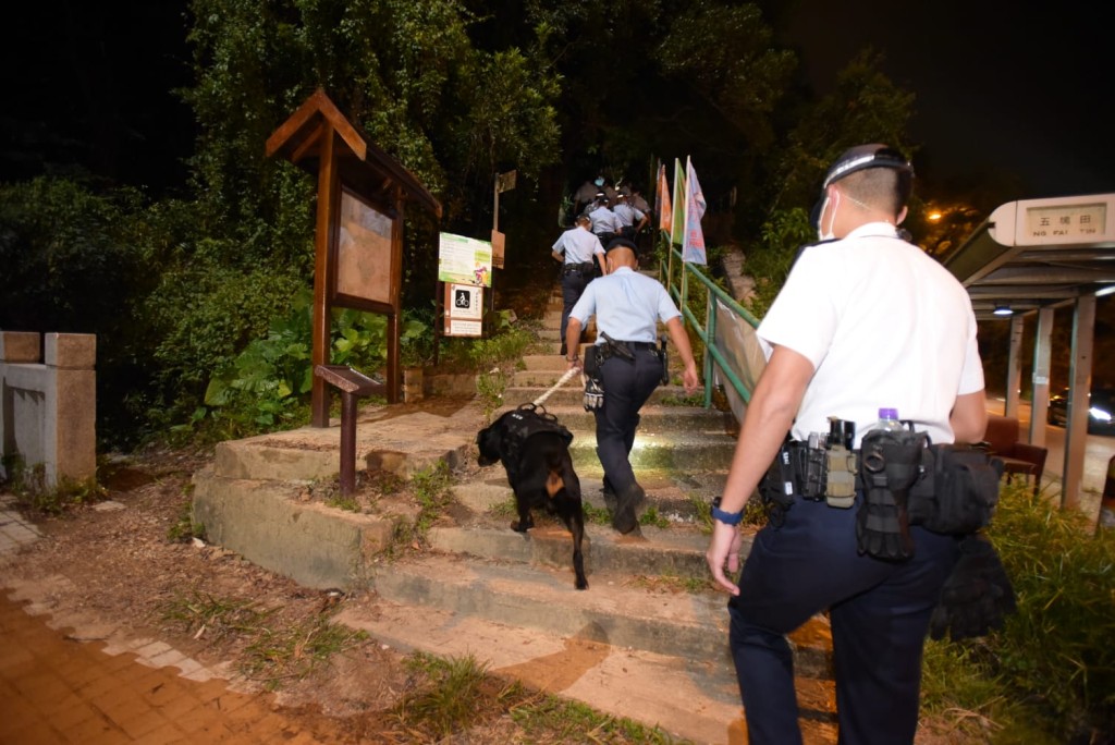 大批警員登山搜索。