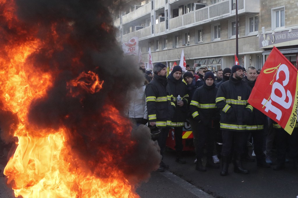 在巴黎的示威中，一度爆發衝突，防暴警察要發射催淚彈驅散，有38人被捕。AP