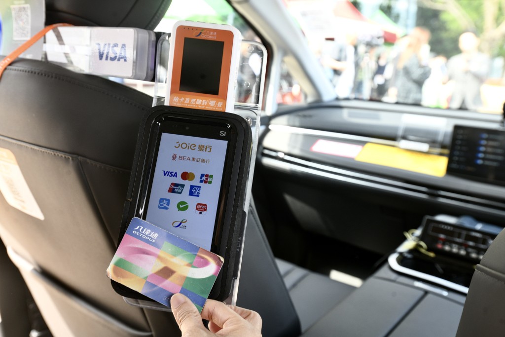 過去數月運輸署積極推動電子支付宣傳教育。 過去數月運輸署積極推動電子支付宣傳教育。