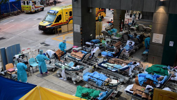 第五波疫情期間，本港醫療系統一度崩潰，大批病人在醫院內外長期等待。（資料圖片）