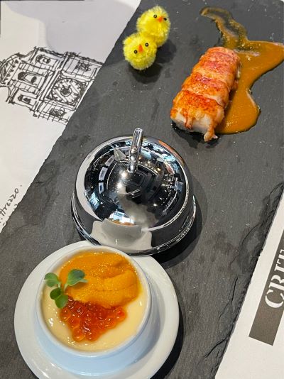 海鮮拼盤有齊法國藍龍蝦、日本海膽及魚子、日式蒸蛋。（CRIT ROOM）