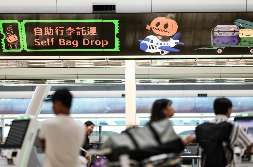 楊達榮期望旅客抵達香港國際機場之際,便可率先投入獨特的萬聖節氣氛。 何家豪攝 楊達榮期望旅客抵達香港國際機場之際,便可率先投入獨特的萬聖節氣氛。 何家豪攝