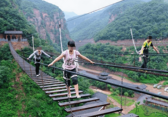 龙潭大峡谷景区的网红铁索桥，离地达36米。景区官网。
