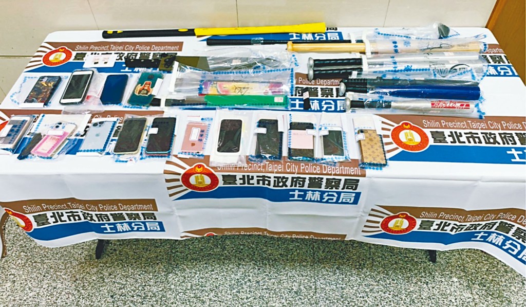 台北市黑衣人聚众斗殴。图为证物。