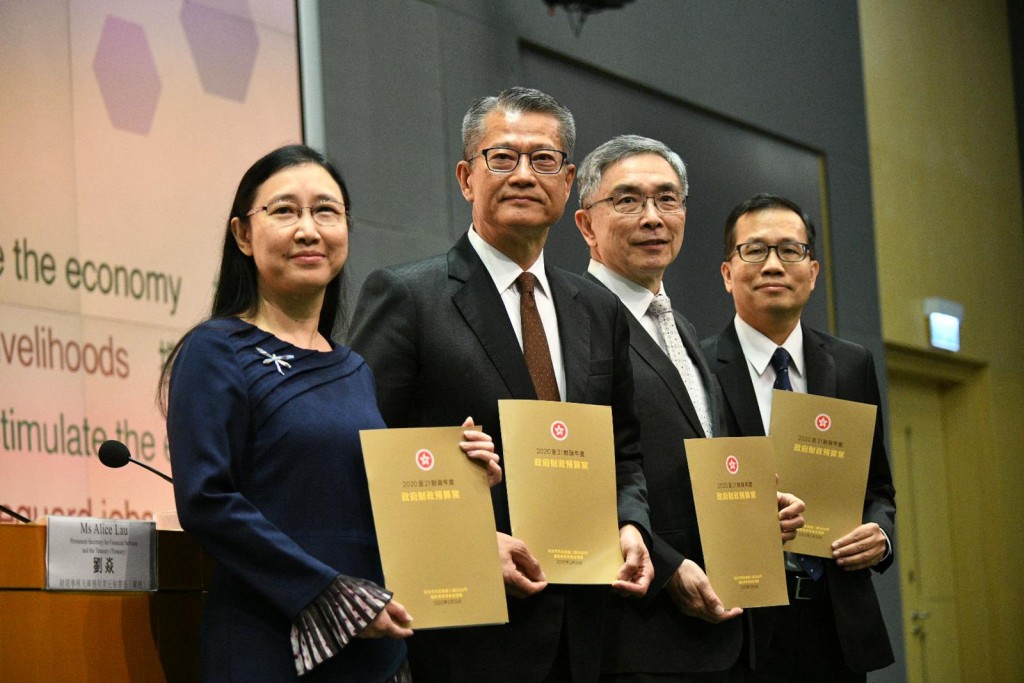 財政司司長陳茂波公布新一年度《財政預算案》。