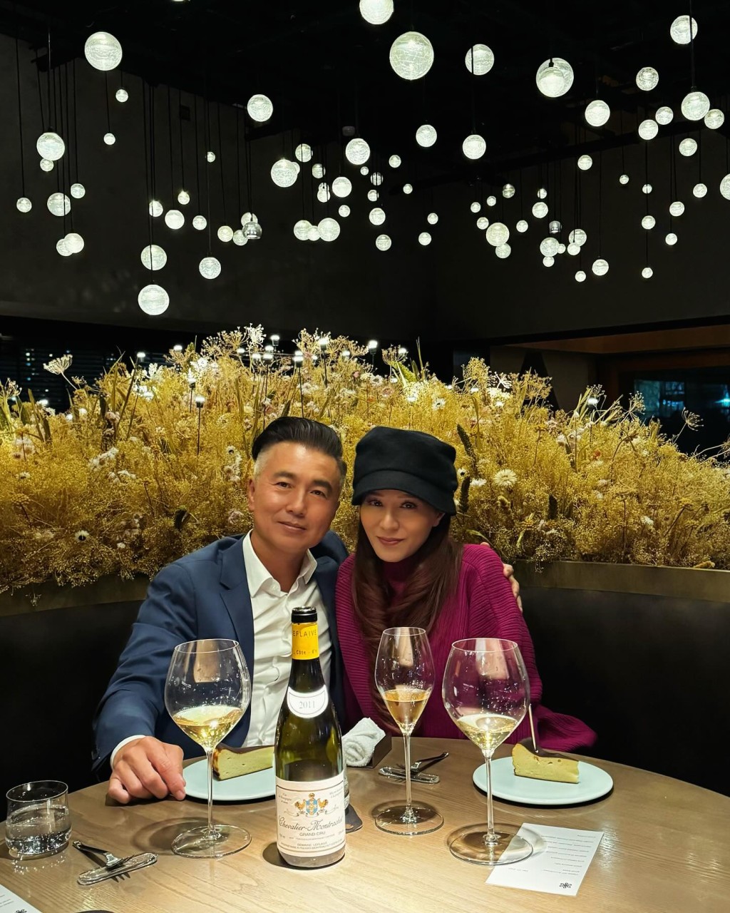 滕麗名與老公朱建崑（左）置身浪漫環境下共聚晚餐，她簡單寫道：「咁就10年，辛苦晒。」