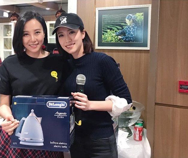 庆功宴上抽到电热水煲与姚子羚合照。甄咏珊ig